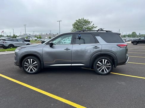 Used 2024 Nissan Pathfinder Platinum AWD/4WD image 10