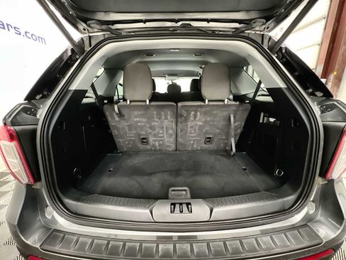 Used 2023 Ford Explorer XLT image 19