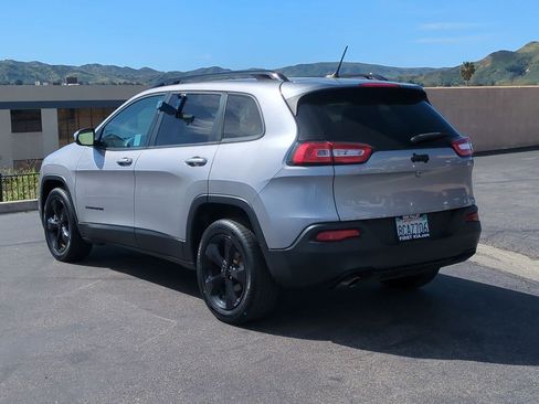 Used 2018 Jeep Cherokee Latitude w/ Altitude Package image 8
