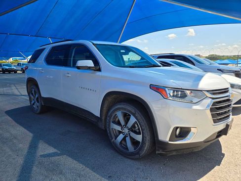 Used 2020 Chevrolet Traverse LT w/ LT Premium Package FWD image 2