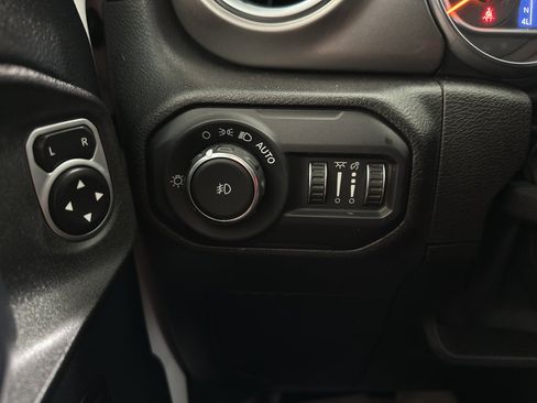 Used 2018 Jeep Wrangler Unlimited Sahara image 23