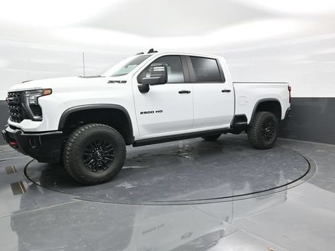 Used 2024 Chevrolet Silverado 2500 ZR2 w/ Technology Package AWD/4WD image 3