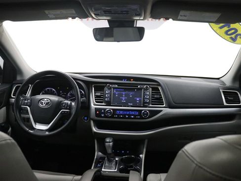 Used 2018 Toyota Highlander XLE AWD/4WD image 27