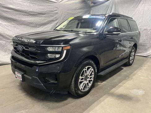 Used 2025 Ford Expedition Active AWD/4WD image 3