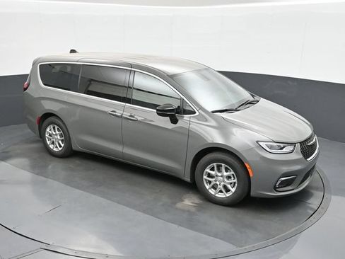 Used 2025 Chrysler Pacifica Select FWD image 34