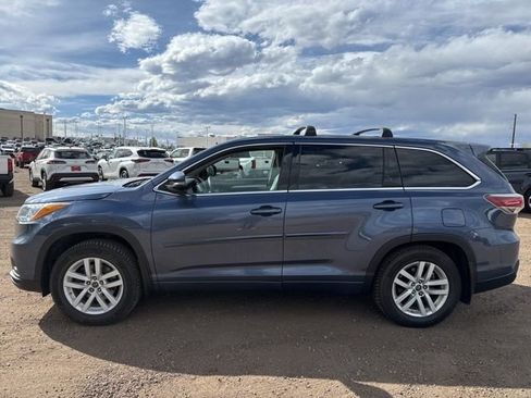 Used 2016 Toyota Highlander LE image 2