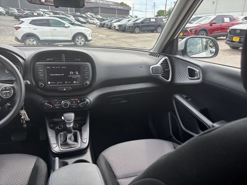 Used 2025 Kia Soul LX w/ LX Technology Package FWD image 25