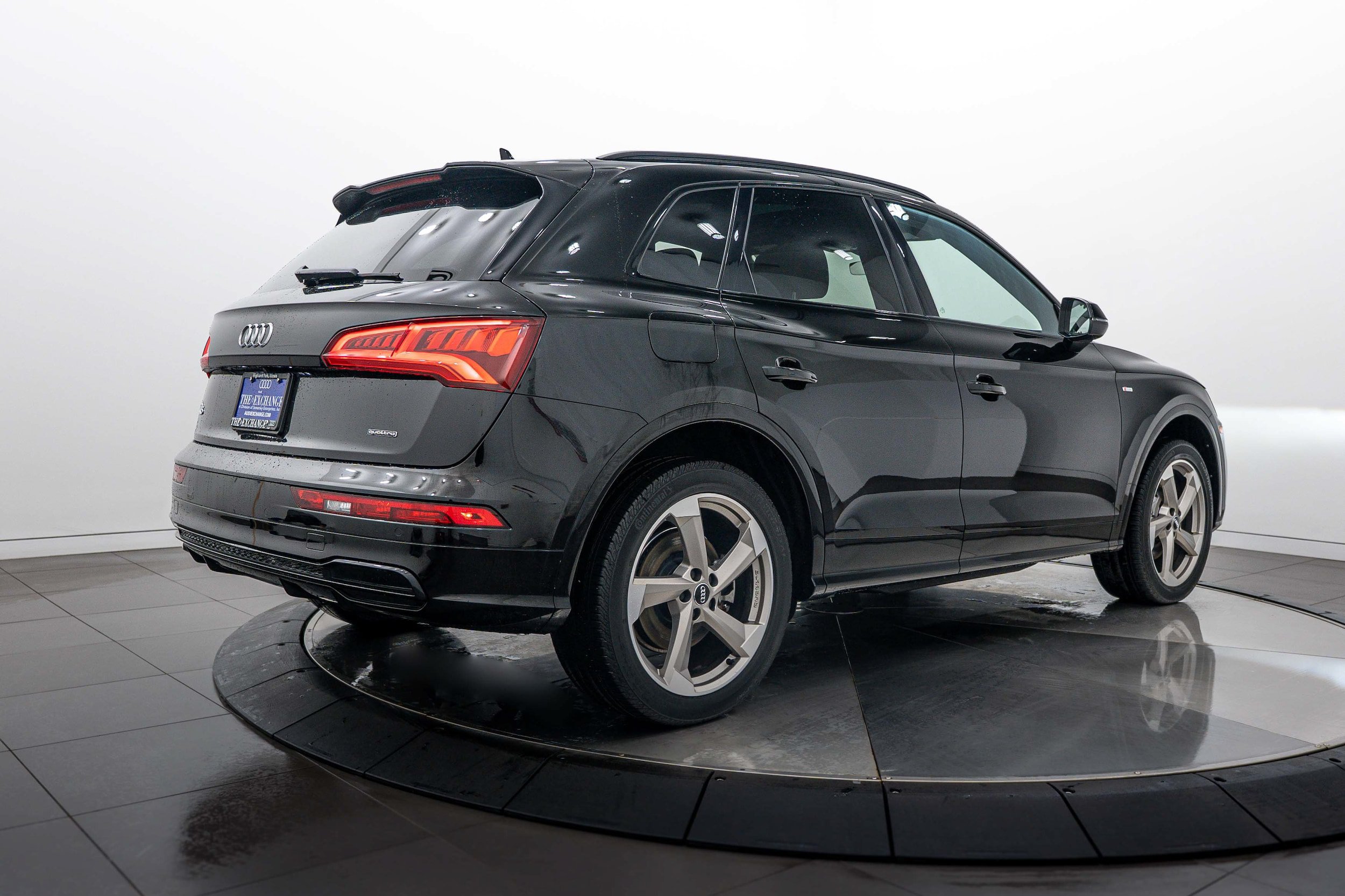 Used 2020 Audi Q5 2.0T Titanium Premium Plus w/ Premium Plus Package AWD/4WD image 4