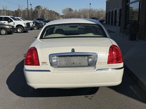 Used 2006 Lincoln Town Car Signature RWD image 6