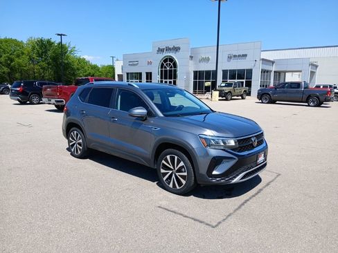 Used 2024 Volkswagen Taos SE image 2