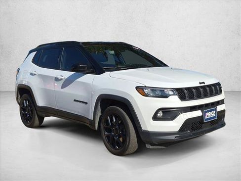 Used 2024 Jeep Compass Latitude w/ Convenience Group AWD/4WD image 3