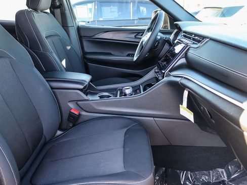 Used 2025 Jeep Grand Cherokee Laredo X RWD image 15