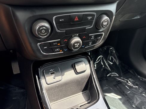Used 2020 Jeep Compass Latitude FWD image 29