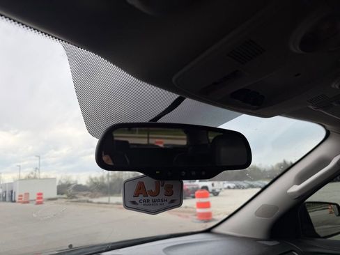 Used 2014 Chevrolet Traverse LT image 21