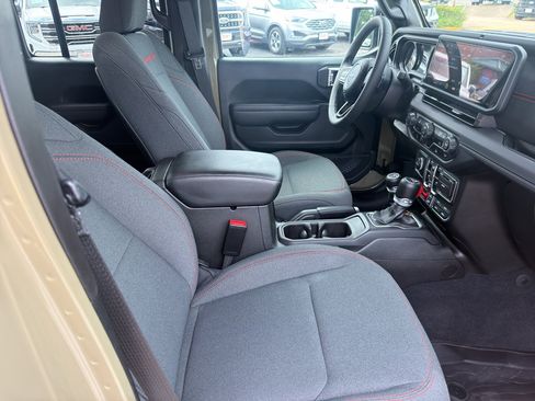 Used 2025 Jeep Gladiator Rubicon AWD/4WD image 11