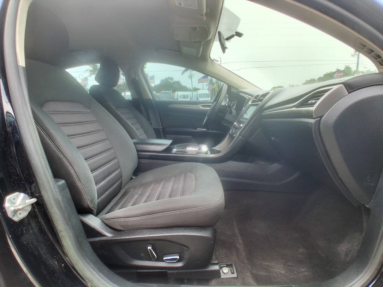 Used 2017 Ford Fusion SE w/ Fusion SE Technology Package FWD image 19