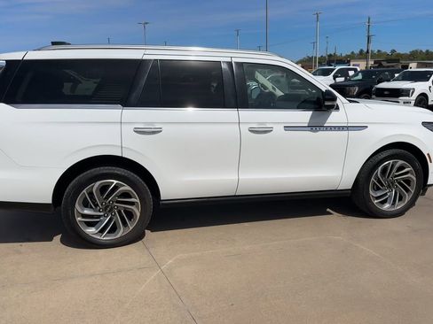 Used 2025 Lincoln Navigator Reserve image 9