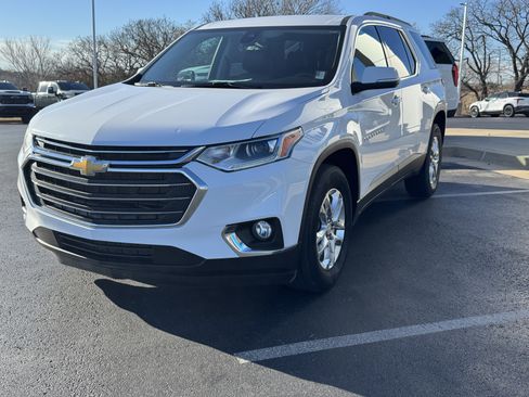 Used 2021 Chevrolet Traverse LT image 2
