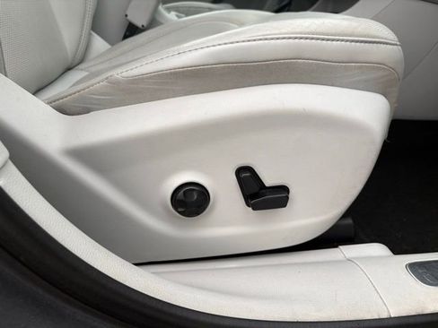 Used 2019 Jeep Cherokee Limited FWD image 32