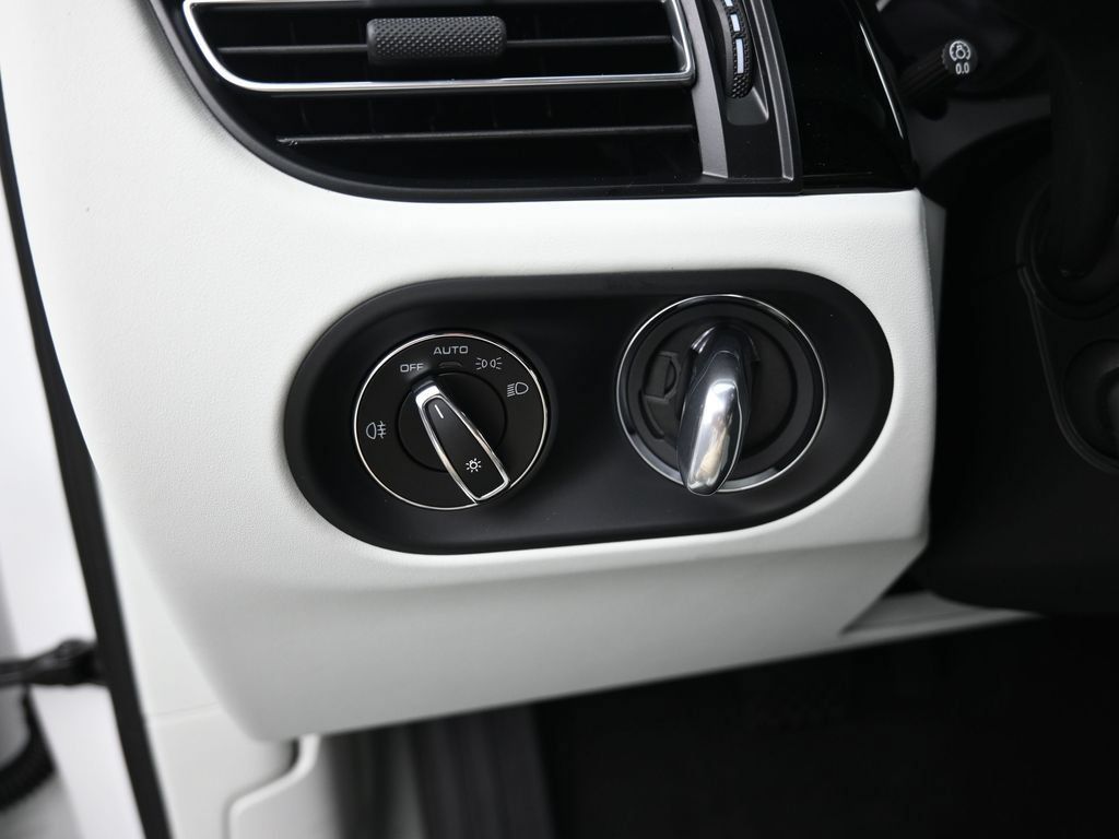 Certified 2025 Porsche Macan AWD/4WD image 11