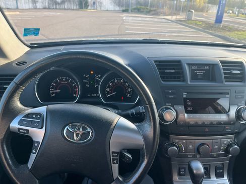 Used 2012 Toyota Highlander SE w/ Tow Pkg AWD/4WD image 11