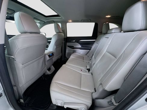 Used 2018 Toyota Highlander XLE AWD/4WD image 23