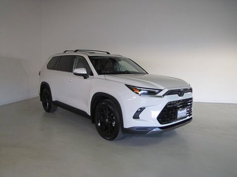 Used 2024 Toyota Grand Highlander Platinum image 3