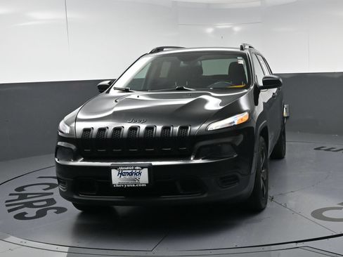 Used 2016 Jeep Cherokee Sport w/ Cold Weather Group AWD/4WD image 5