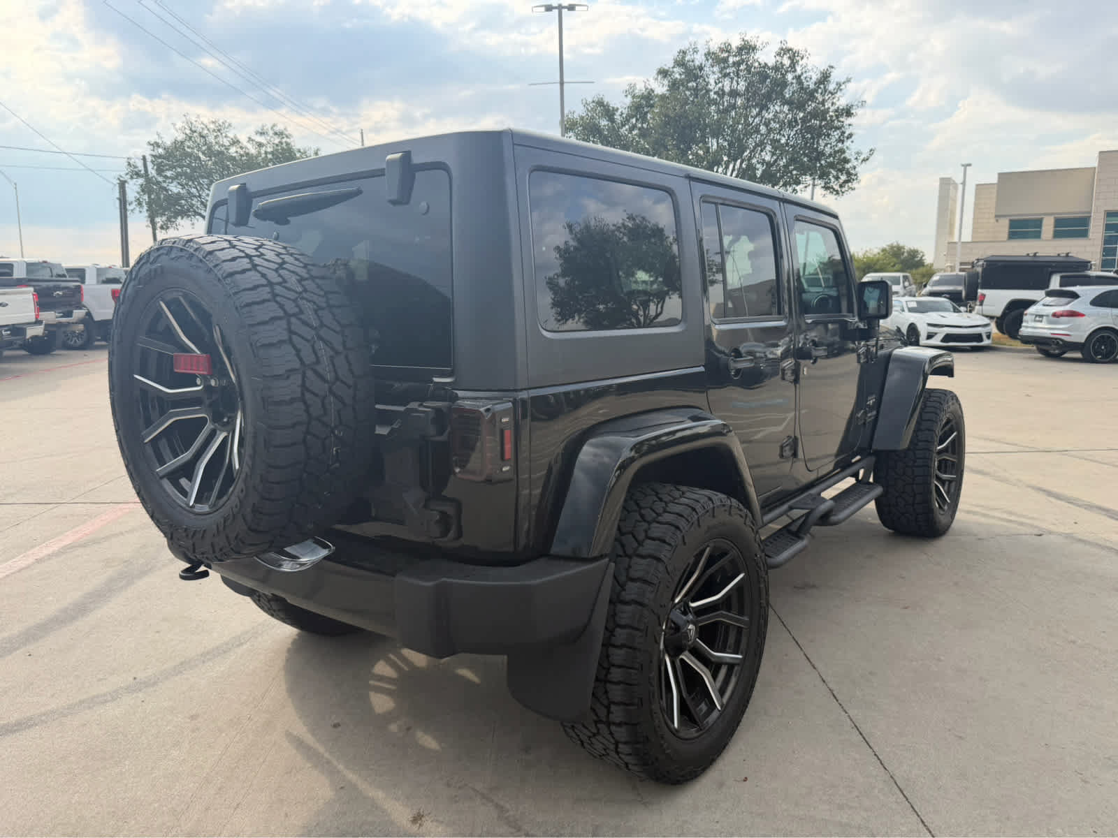 Used 2018 Jeep Wrangler Unlimited Sahara AWD/4WD image 3