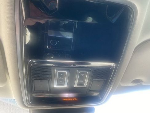 Used 2019 Land Rover Range Rover Velar image 18