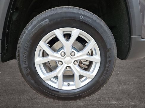 Used 2023 Jeep Grand Cherokee Limited image 35