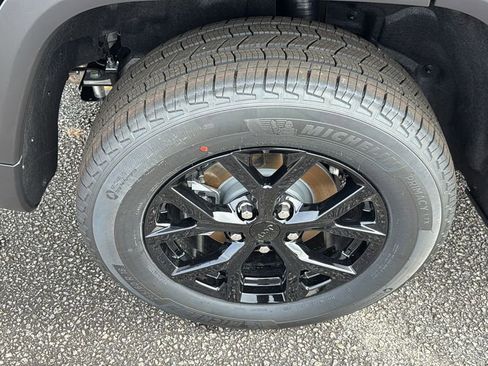 New 2025 Jeep Grand Cherokee Altitude image 10