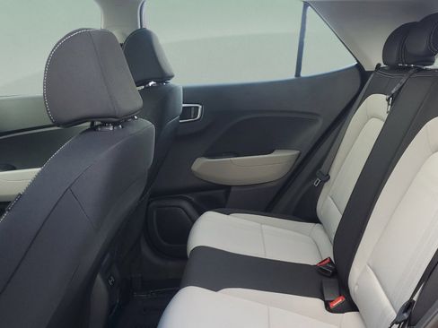 Used 2025 Hyundai Venue SEL FWD image 16