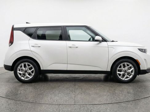 Used 2025 Kia Soul LX w/ LX Technology Package FWD image 11