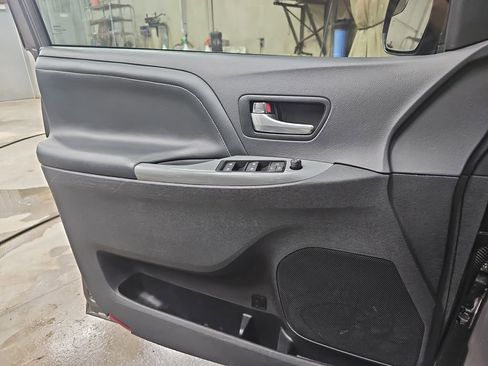 Used 2018 Toyota Sienna SE FWD image 27