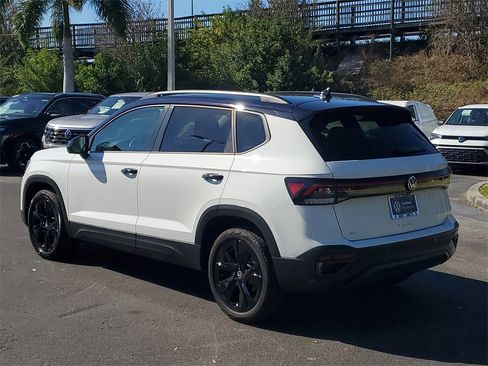 Certified 2025 Volkswagen Taos SE image 4