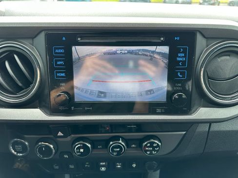 Used 2018 Toyota Tacoma TRD Off-Road w/ Technology Package AWD/4WD image 16