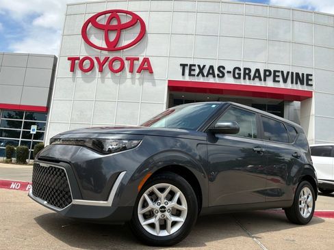 Used 2024 Kia Soul LX w/ Option Group 015 FWD image 2