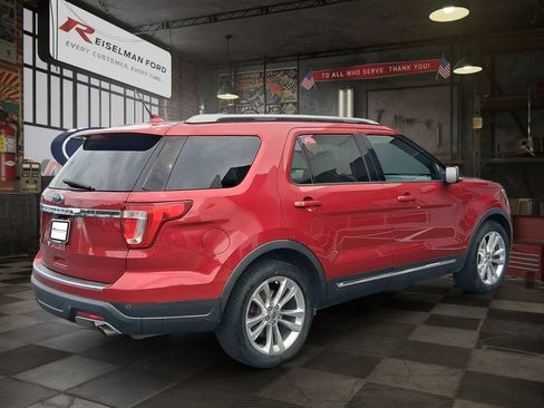 Used 2018 Ford Explorer XLT w/ Equipment Group 202A FWD image 6