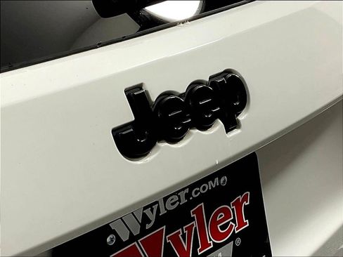 Used 2017 Jeep Grand Cherokee Altitude AWD/4WD image 23