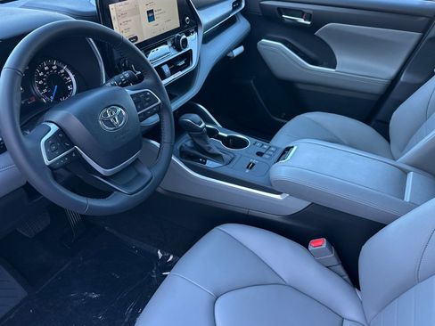 New 2026 Toyota Highlander XLE image 9