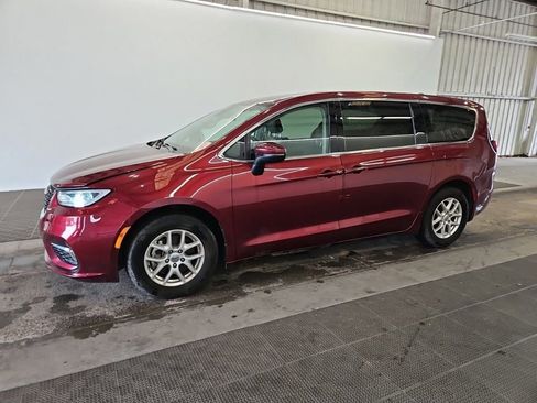 Used 2023 Chrysler Pacifica Touring-L FWD image 2