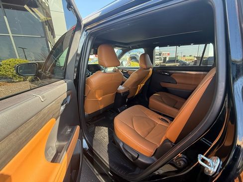 Used 2024 Toyota Highlander Platinum image 13