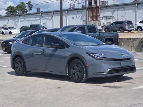 Used 2025 Toyota Prius LE AWD/4WD image 8
