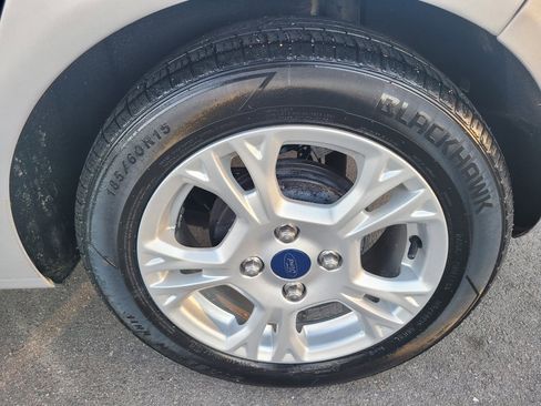 Used 2016 Ford Fiesta SE image 9