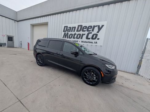 Used 2021 Chrysler Pacifica Touring-L w/ Uconnect Theater Family Group image 33