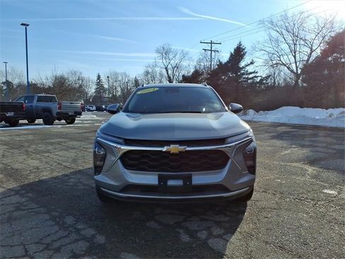 Used 2024 Chevrolet Trax LT image 2