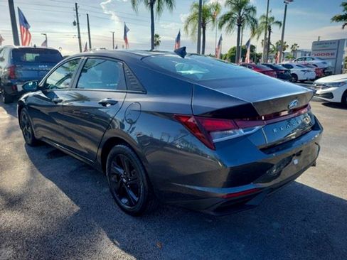 Used 2022 Hyundai Elantra SEL w/ Convenience Package FWD image 5