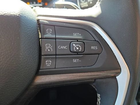 Used 2023 Jeep Grand Cherokee Limited AWD/4WD image 21