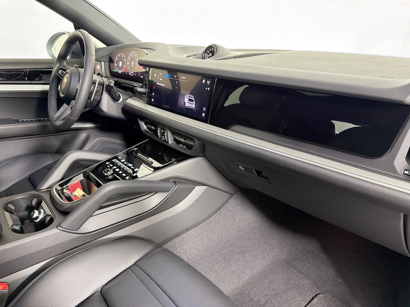 Certified 2025 Porsche Cayenne Coupe AWD/4WD image 29